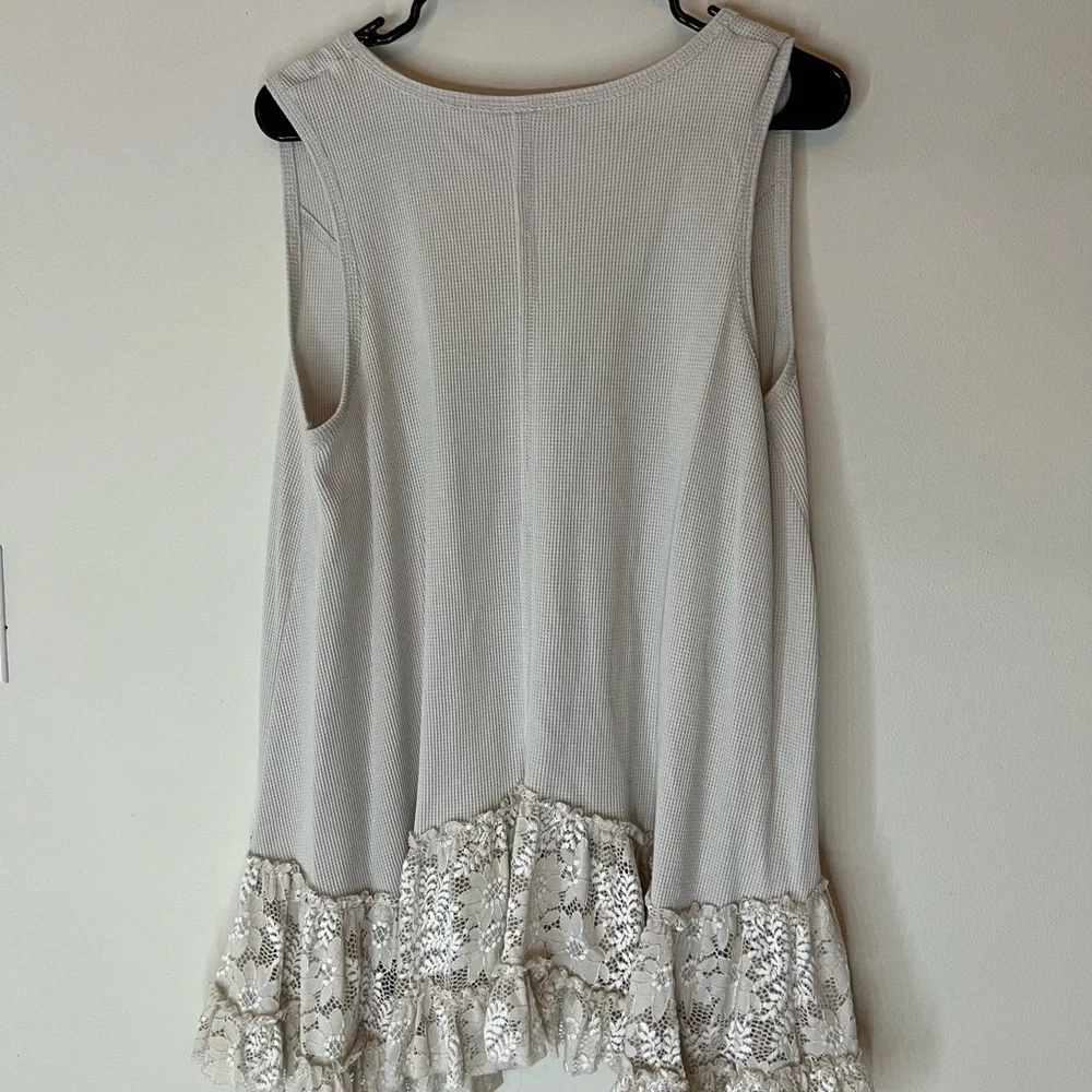 ARULA Lace Hem Cream Tank Top - Picture 3 of 3